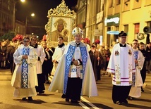 Procesja różańcowa ulicami miasta pod przewodnictwem bp. Jeża.