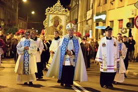 Procesja różańcowa ulicami miasta pod przewodnictwem bp. Jeża.