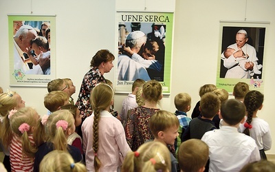Przedszkolaki zwiedzają wystawę razem z Bernadetą Klimek.