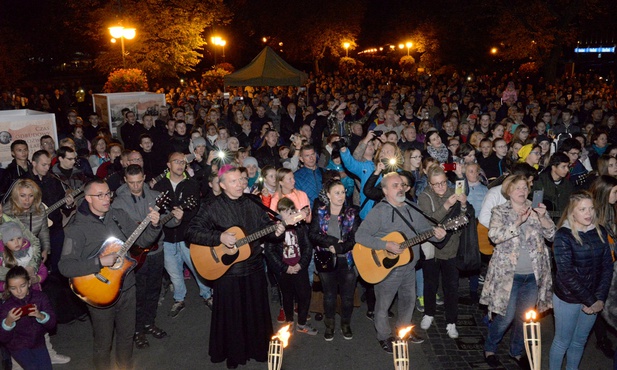 Rok temu z gitarą przyszedł również bp Piotr Turzyński.