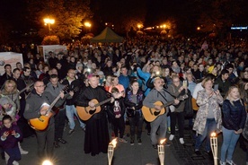 Rok temu z gitarą przyszedł również bp Piotr Turzyński.