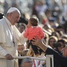 Papież wśród zebranych na placu św. Piotra
