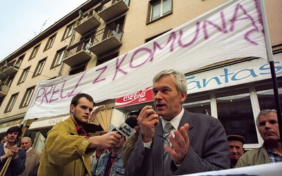 Wiec Partii Wolności w 1993 r. Przemawia Kornel Morawiecki.