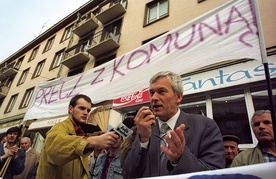 Wiec Partii Wolności w 1993 r. Przemawia Kornel Morawiecki.