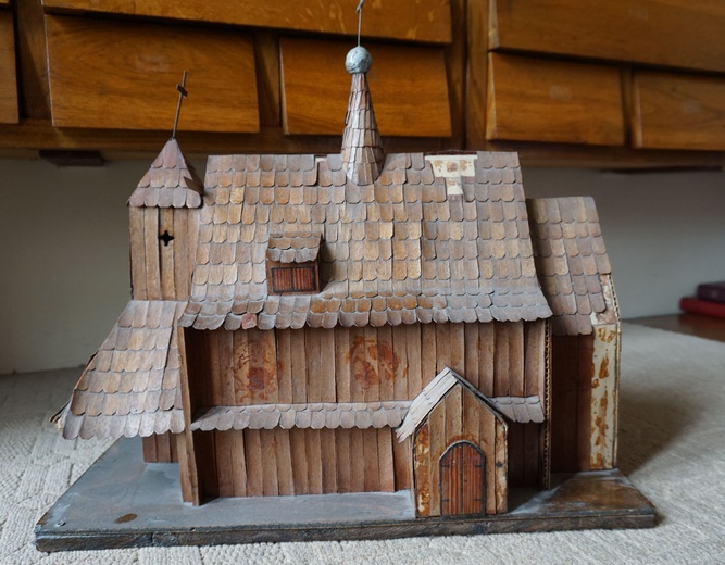 Kościół z izbą pamięci w Łagiewnikach Wielkich