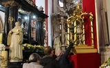 O szeptaniu przy grobie św. Jadwigi i świętości jak dzwon. Pielgrzymka chorych