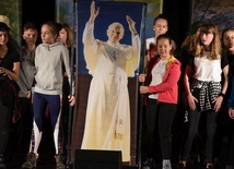 Młodzi aktorzy ze Stonogi dowiedli, że Jan Paweł II nie jest historią.