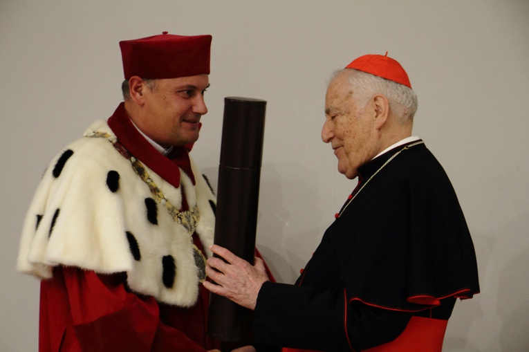 Doktorat honoris causa UPJPII dla kard. Zenona Grocholewskiego