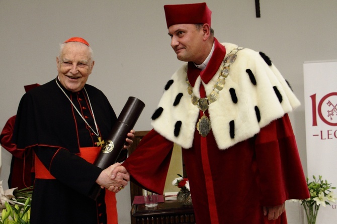 Doktorat honoris causa UPJPII dla kard. Zenona Grocholewskiego