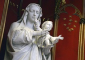 Figura Matki Bożej Opiekunki z Dzieciątkiem w ołtarzu głównym radomskiej katedry.
