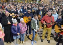 Centralnym punktem spotkania było wspólne zaśpiewanie i zagranie "Barki". Gitarzystom towarzyszył bp Henryk Tomasik.