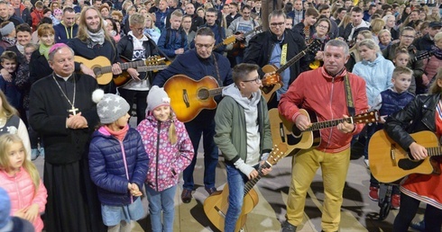 Centralnym punktem spotkania było wspólne zaśpiewanie i zagranie "Barki". Gitarzystom towarzyszył bp Henryk Tomasik.