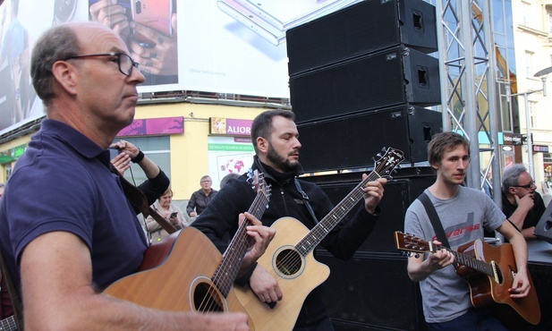 Katowice. "Layla" na placu przed galerią handlową