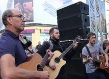 Katowice. "Layla" na placu przed galerią handlową