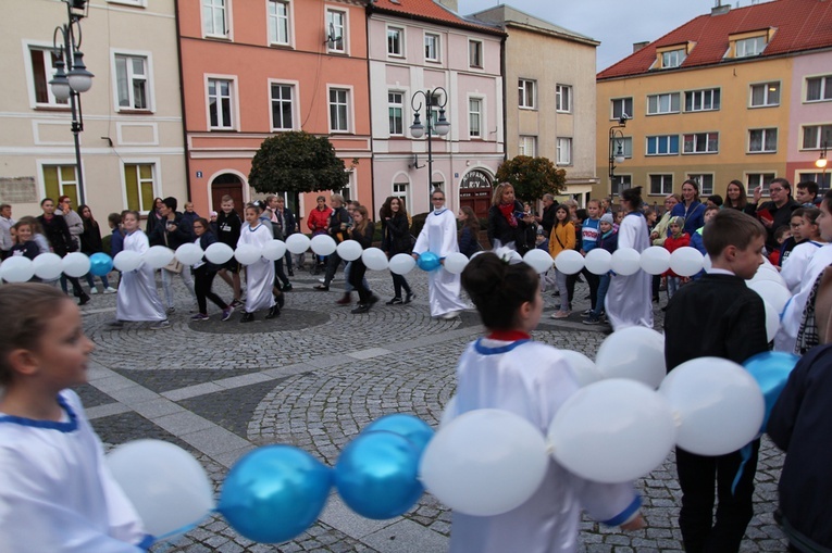 Różaniec do Nieba w Trzebnicy. Sznur paciorków poszybował wraz z modlitwą