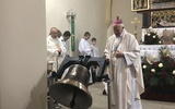 Biskup jako pierwszy uruchomił nowo poświęcony dzwon.
