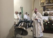 Biskup jako pierwszy uruchomił nowo poświęcony dzwon.