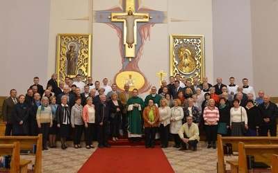 Wykładowcy, alumni i słuchacze w kaplicy seminaryjnej po inauguracji.