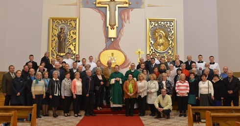 Wykładowcy, alumni i słuchacze w kaplicy seminaryjnej po inauguracji.