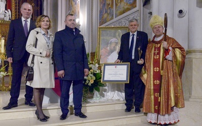 Po odebraniu nagrody do wspólnej fotografii z Krzysztofem Gajewskim, reprezentującym Fundację Polish Orphans Charity, stanęli przedstawiciele Funduszu im. bp. Jana Chrapka oraz bp Piotr Turzyński.