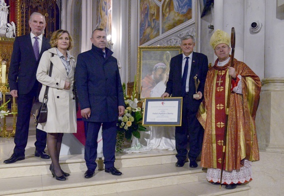 Po odebraniu nagrody do wspólnej fotografii z Krzysztofem Gajewskim, reprezentującym Fundację Polish Orphans Charity, stanęli przedstawiciele Funduszu im. bp. Jana Chrapka oraz bp Piotr Turzyński.