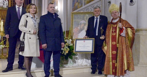 Po odebraniu nagrody do wspólnej fotografii z Krzysztofem Gajewskim, reprezentującym Fundację Polish Orphans Charity, stanęli przedstawiciele Funduszu im. bp. Jana Chrapka oraz bp Piotr Turzyński.