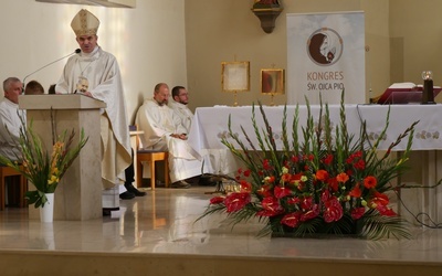 - Najbardziej fascynujące jest to, że historia św. Ojca Pio jest wciąż żywa i trwa - mówił bp Zieliński.