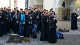 Modlitwa na placu sanktuaryjnym.