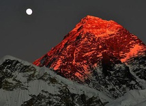 Memoriał Polskich Himalaistów stanął przy szlaku wiodącym pod Everest