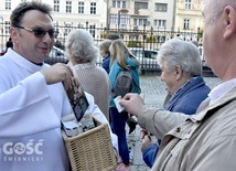 Ojcowie rozprowadzają kalendarze z wizerunkami najwybitniejszych misjonarzy w 100-letniej historii pobytu zgromadzenia w Polsce.