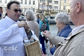 Ojcowie rozprowadzają kalendarze z wizerunkami najwybitniejszych misjonarzy w 100-letniej historii pobytu zgromadzenia w Polsce.