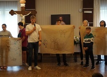 Grupy podczas prezentacji plakatów mówiących o Bożej miłości.