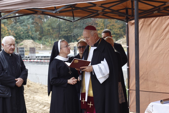 Wbudowanie kamienia węgielnego pod Dom Mocarzy