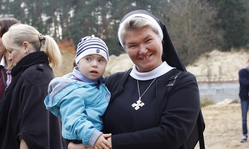 Kacper osobiście doglądał przebiegu uroczystości. Z pomocą sióstr zmartwychwstnek dokładnie sprawdzał czy wszystko przebiega jak należy.