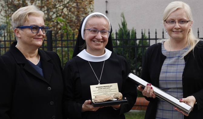 Nad pozyskaniem funduszy i opieką nad Mocarzami czuwa fundacja "Bogaci Miłosierdziem" na czele z prezes zarządu s. Elwirą Szwarc.