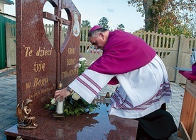 Monument i grób pobłogosławił bp Krzysztof Włodarczyk.