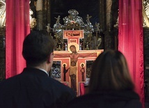 ▲	Nabożeństwa mają piękną oprawę. Ludzie modlą się przy charakterystycznym krzyżu.