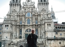 Ksiądz Konrad o świcie u celu drogi.