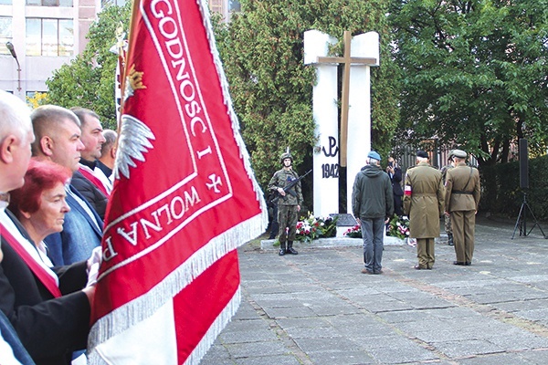 ▲	W miejscu, gdzie w 1942 roku stracono pracowników  Fabryki Broni, delegacje złożyły wiązanki kwiatów.