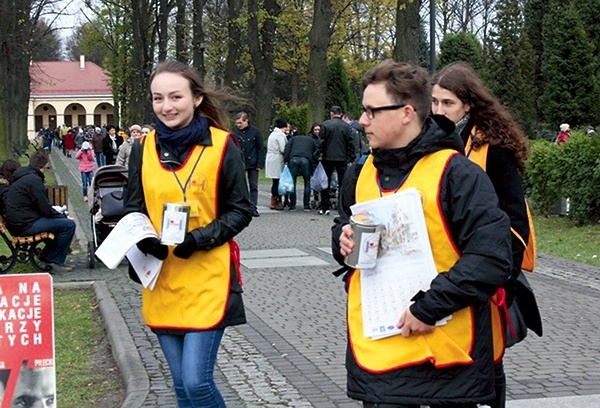 ▲	Wolontariusze hospicjum na cmentarzu Centralnym  w Gliwicach.