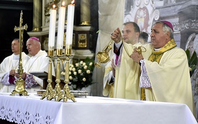 Abp Salvatore Pennacchio okadza ołtarz świdnickiej katedry.