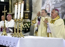 Abp Salvatore Pennacchio okadza ołtarz świdnickiej katedry.