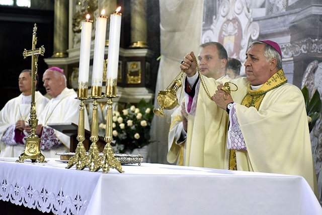 Abp Salvatore Pennacchio okadza ołtarz świdnickiej katedry.