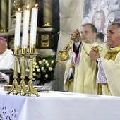 Abp Salvatore Pennacchio okadza ołtarz świdnickiej katedry.