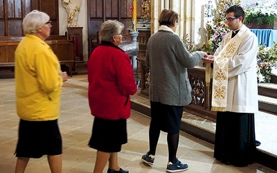 Zebrani zapisali na kartkach imiona osób, którym chcą przebaczyć, i składając na ręce księdza, oddali je Jezusowi.