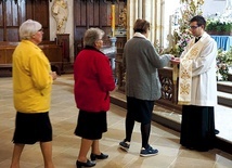 Zebrani zapisali na kartkach imiona osób, którym chcą przebaczyć, i składając na ręce księdza, oddali je Jezusowi.