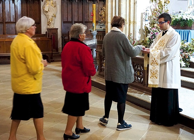 Zebrani zapisali na kartkach imiona osób, którym chcą przebaczyć, i składając na ręce księdza, oddali je Jezusowi.