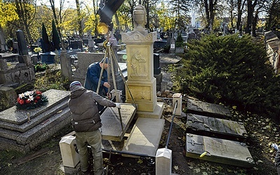 	Jednym z ocalonych w ostatnich latach pomników był zabytkowy grobowiec rodziny Lissowskich w Pułtusku.
