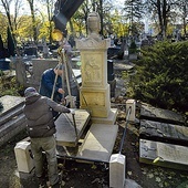 	Jednym z ocalonych w ostatnich latach pomników był zabytkowy grobowiec rodziny Lissowskich w Pułtusku.