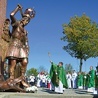 	Monument ma 5,5 m wysokości i wykonany jest z blachy miedzianej.